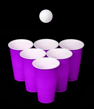 bira pong. Mor plastik bardak ve ping pong topu siyah arka plan üzerinde
