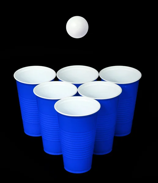 Μπύρα pong. μπλε πλαστικά ποτήρια και ping pong μπάλα πάνω από το μαύρο φόντο — Φωτογραφία Αρχείου