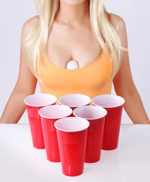 맥주 테이블입니다. 섹시 한 탱크 탑 핑 탁구 공 및 금발 소녀와 빨간 플라스틱 컵. — 스톡 사진