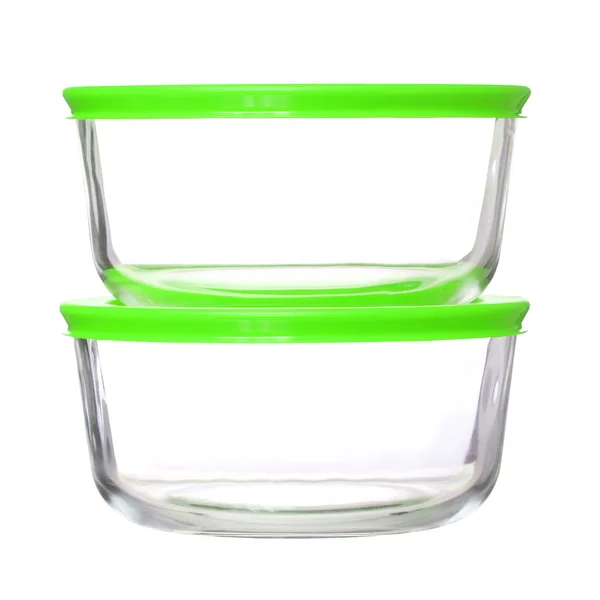 Contenitori per alimenti in vetro con coperchi di plastica verde isolati su sfondo bianco — Foto Stock
