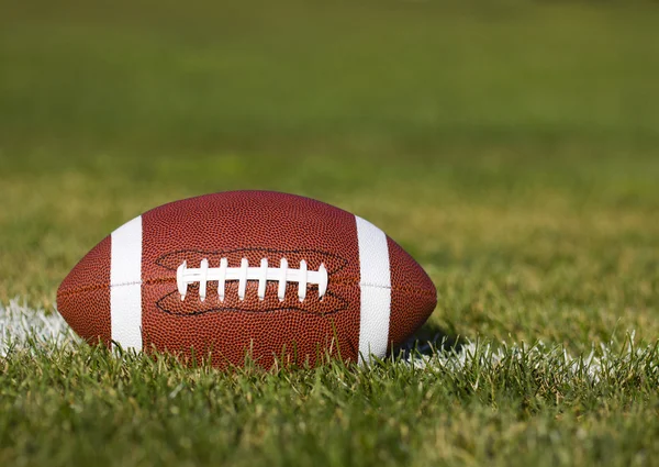 Football Americano sul campo con yard line ed erba verde . — Foto Stock