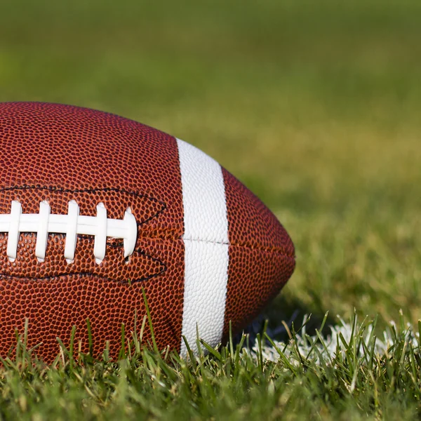 American Football auf dem Feld mit Yard Line und grünem Gras. Nahaufnahme — Stockfoto