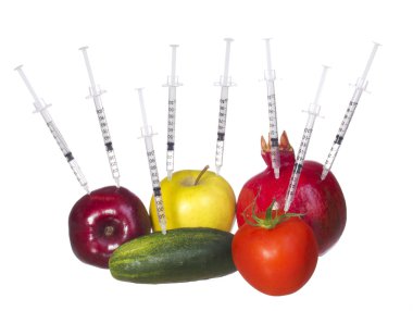 GDO gıda kavramı. genetik bir meyve ve sebze beyaz zemin üzerine izole şırınga ile. Genetik enjeksiyonları