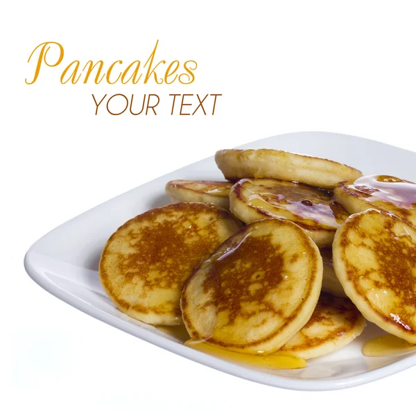 Panqueques con miel en plato cuadrado, aislados sobre fondo blanco con espacio para el texto. Delicioso desayuno — Foto de Stock