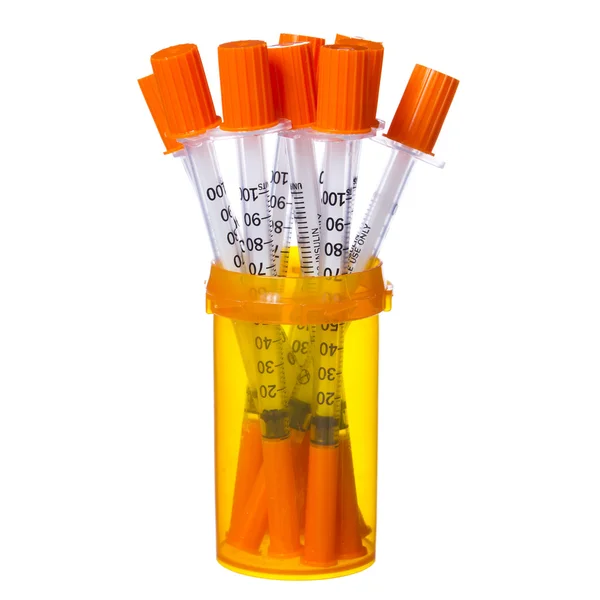 Spuiten in oranje dop geïsoleerd op wit. injecties — Stockfoto