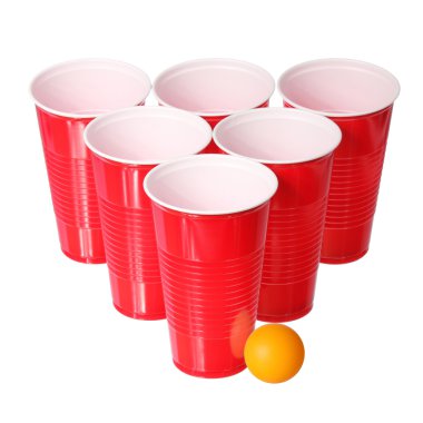 bira pong. kırmızı plastik bardak ve beyaz arka plan üzerinde izole turuncu pinpon topu. portre