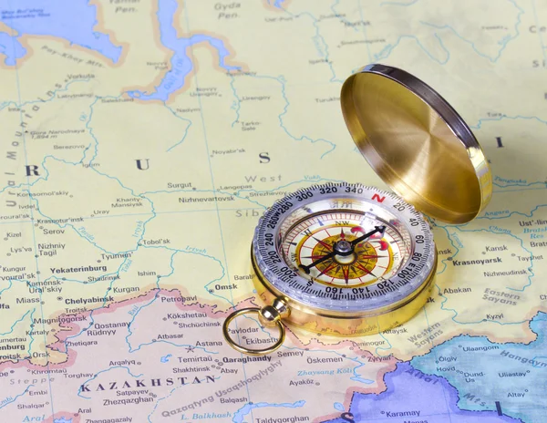 Золотий компас на карті Росії — стокове фото