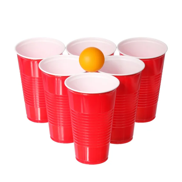 맥주 테이블입니다. 빨간 플라스틱 컵 고 흰색 배경에 고립 된 주황색 탁구 볼. 근접 촬영 — 스톡 사진