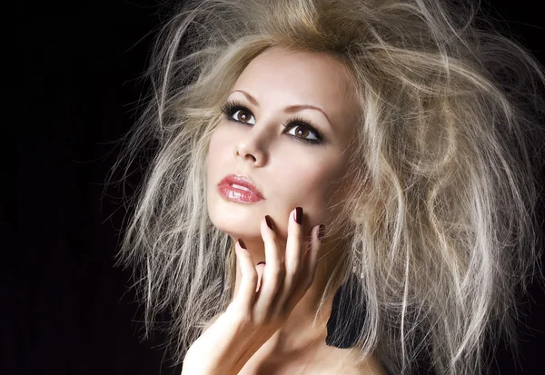 Mode blond meisje. mooie blonde vrouw met professionele make-up en haarstijl, op zwarte achtergrond. Vogue stijl model — Stockfoto