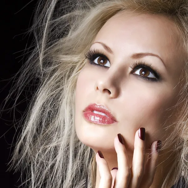 Mode blondes Mädchen. schöne blonde Frau mit professionellem Make-up und Frisur, über schwarzem Hintergrund. Modell im Modestil — Stockfoto