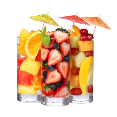 beyaz izole meyve kokteylleri. Nane ve şemsiye üst cam farklı meyve taze dilim. sağlıklı içecek