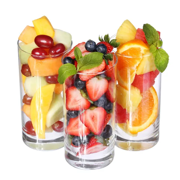 Ovocné koktejly, izolované na bílém. čerstvé kousky ovoce v brýlích s mátou na vrcholu. zdravý život — Stock fotografie