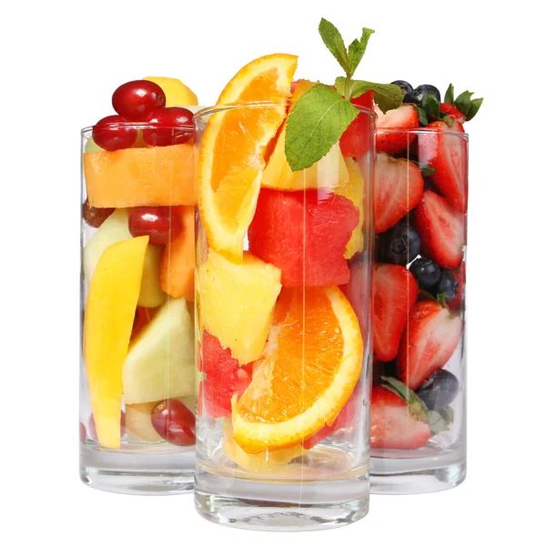 Ovocné koktejly, izolované na bílém. čerstvé kousky různých druhů ovoce v brýlích s mátou na vrcholu. zdravý nápoj — Stock fotografie