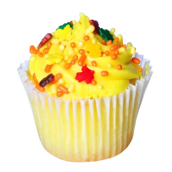 Cupcake avec glaçage jaune et saupoudres colorées isolées sur blanc. Aliments sucrés — Photo