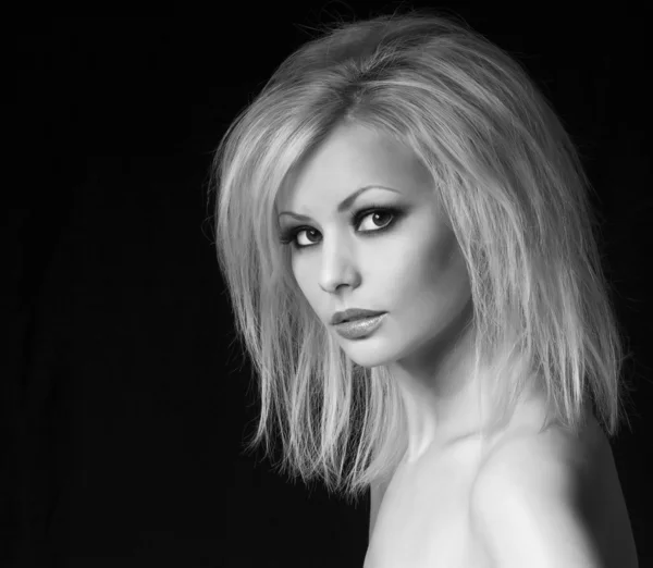Mode portret. mooie blonde vrouw met professionele make-up en haarstijl, op zwarte achtergrond. Vogue stijl model. zwart-wit — Stockfoto