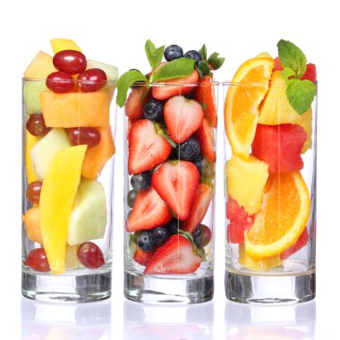 beyaz izole meyve kokteylleri. gözlük üstüne nane ile meyve taze parçaları. sağlıklı yaşam