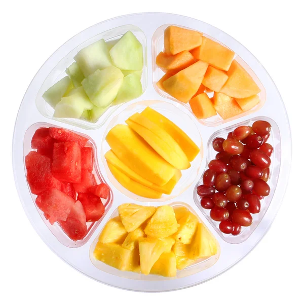 Frische Obststücke im Plastikbehälter isoliert auf weißem Hintergrund. Gesundes Leben. verschiedene Obstsorten: Mango, Wassermelone, Melone, Trauben, Ananas. — Stockfoto