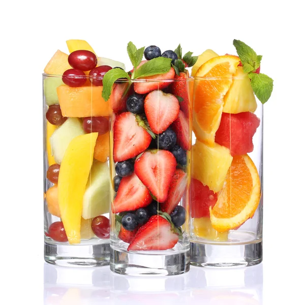 Ovocné koktejly, izolované na bílém. čerstvé kousky ovoce v brýlích s mátou na vrcholu. zdravý život — Stock fotografie