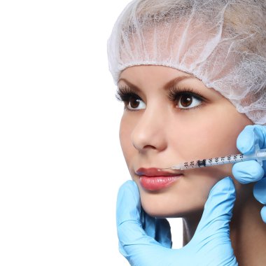 güzel bir kadın yüzü üzerinde beyaz izole kozmetik yerleştirmeye. dudak bölgesi. portre