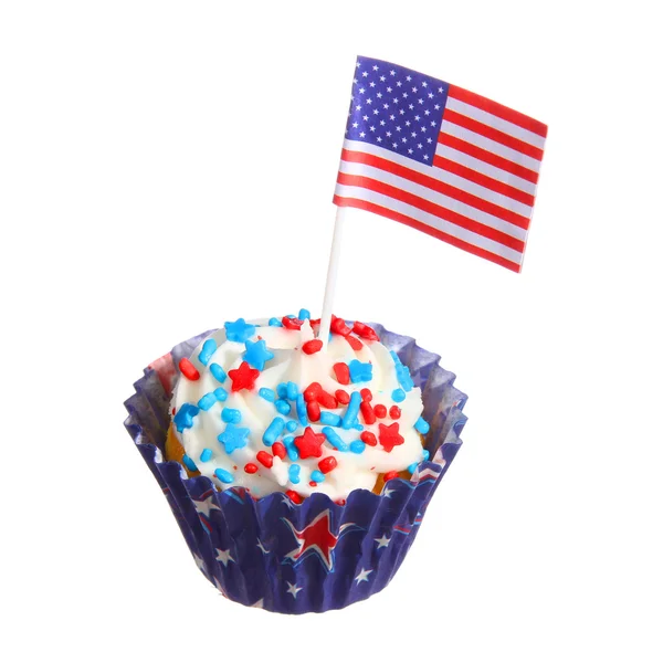 Beyaz zemin üzerine kırmızı ve mavi bonibon üst, Amerikan bayrağı ile cupcake izole. — Stok fotoğraf