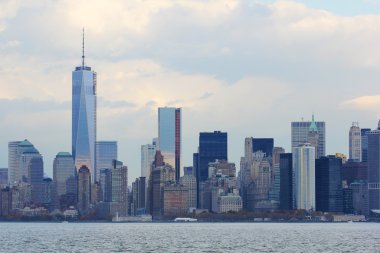 Manhattan, new york şehir silüeti özgürlük Kulesi hudson Nehri üzerinde. Panorama