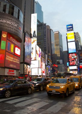 Times Meydanı ile animasyonlu led işaretleri ve sarı taksileri, manhattan, new york şehri. ABD,