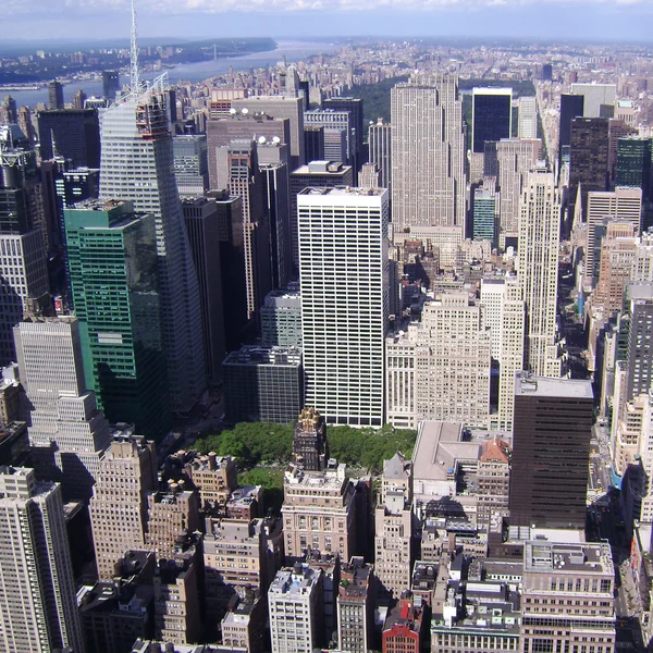 New york city, manhattan skyline antenn panoramat beskådar med skyskrapor — Stockfoto