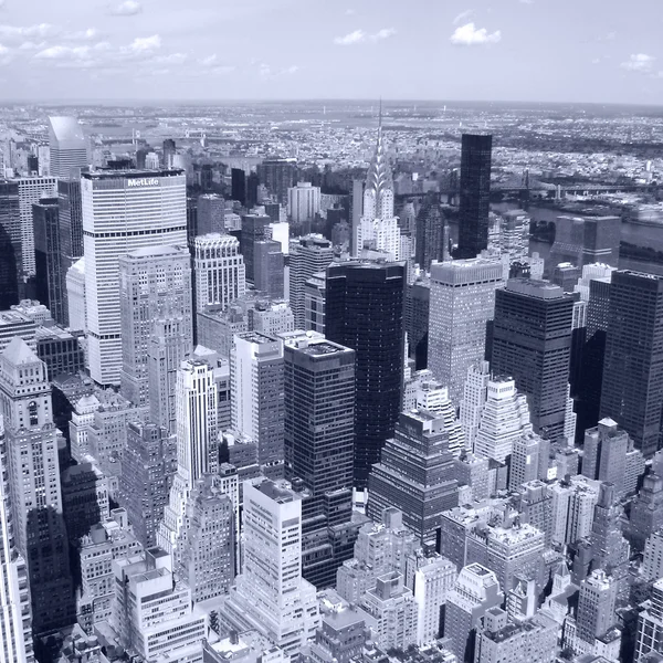 Nueva York, Manhattan Vista panorámica aérea del horizonte con rascacielos. Blanco y negro — Foto de Stock