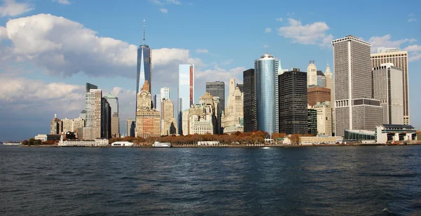 曼哈顿，纽约市天际线与哈德逊河上空自由塔。全景 — 图库照片