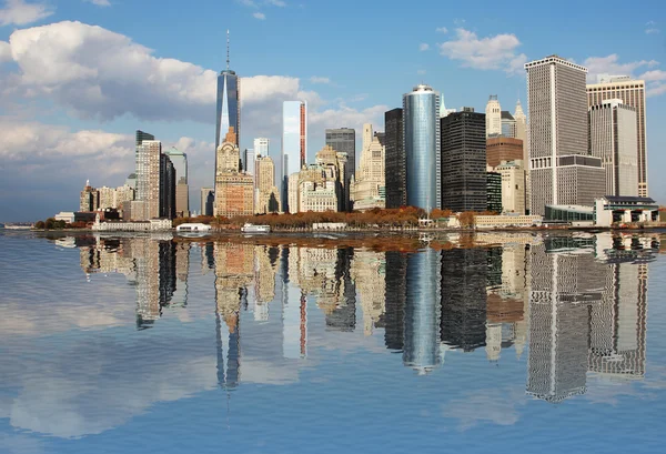 Manhattan, Nova Iorque, skyline com a Freedom Tower. Rio Hudson com reflexo. Panorama — Fotografia de Stock