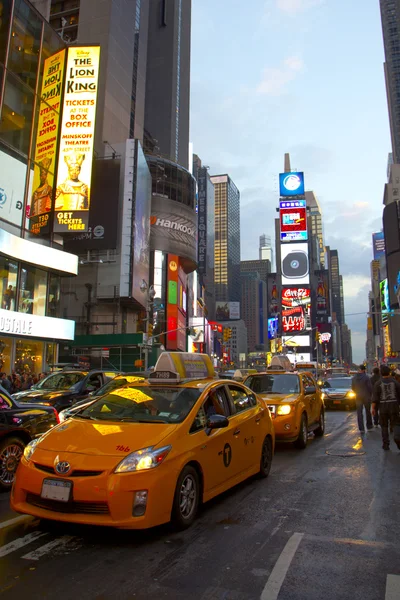 纽约时报广场与动画 led 的标志和黄色出租车，曼哈顿，纽约城。美国, — 图库照片