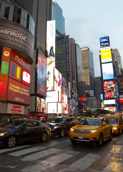 Times square s animovaným led značky a žluté taxíky, manhattan, new york city. Spojené státy americkéタイムズ ・ スクエア アニメーション led 看板と黄色いタクシー、マンハッタン、ニューヨーク市。アメリカ合衆国, — ストック写真