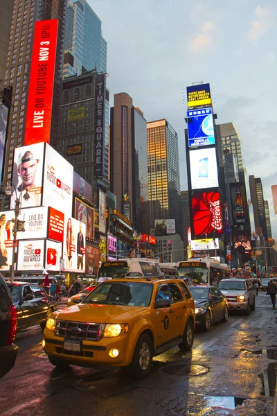 Times square s animovaným led značky a žluté taxíky, manhattan, new york city. Spojené státy americkéタイムズ ・ スクエア アニメーション led 看板と黄色いタクシー、マンハッタン、ニューヨーク市。アメリカ合衆国, — ストック写真