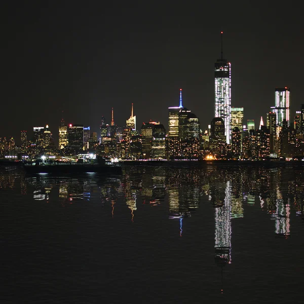 Manhattan por la noche, horizonte de la ciudad de Nueva York con reflejo en el río Hudson. Panorama — Foto de Stock