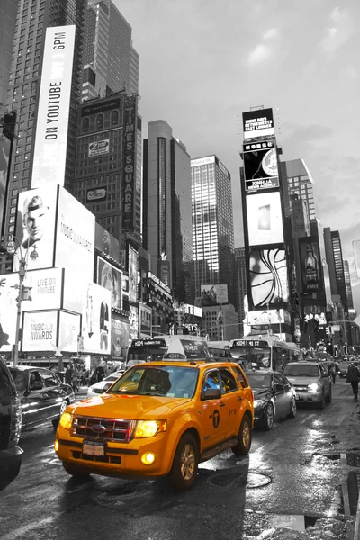 Times Square with yellow cab, Manhattan, New York City. Black a — Stock Photo, Image