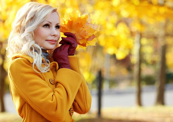 Rapariga do Outono. Moda Loira Mulher bonita com folhas de bordo em — Fotografia de Stock