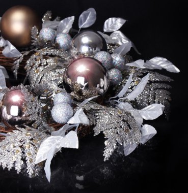 Noel dekorasyon siyah arka plan üzerinde gümüş. parlak tatil