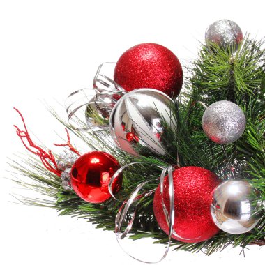 Noel dekorasyonu. Noel ağacı sutyen üzerine kırmızı ve Gümüş Top