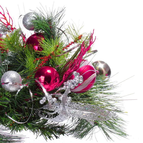 Kerstdecoratie. hete roze ballen op kerstboom tak is — Stockfoto