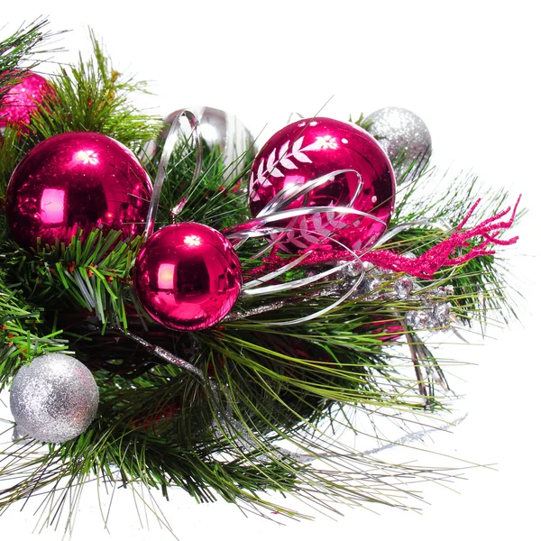 Decoración de Navidad. Bolas rosadas calientes en la rama del árbol de Navidad es — Foto de Stock