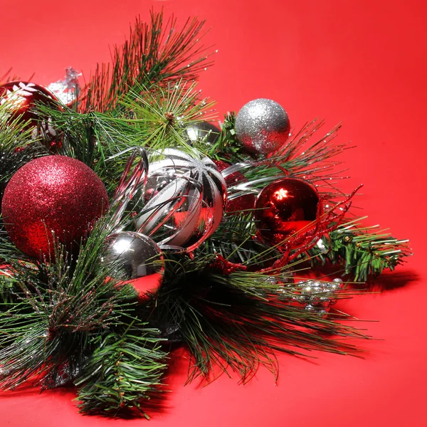 Decoración de Navidad. Pelotas rojas y plateadas en sujetador de árbol de Navidad —  Fotos de Stock