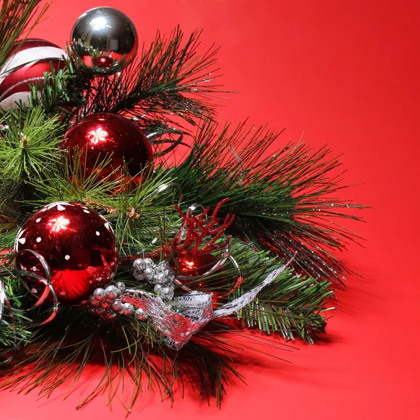 圣诞节的装饰。红色和银色的球，在圣诞树上的胸罩 — 图库照片