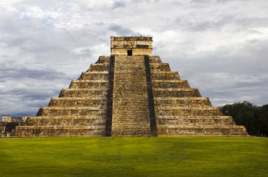 Piramit Tüylü yılan Tapınağı. Chichen Itza. Meksika. Maya Uygarlığı