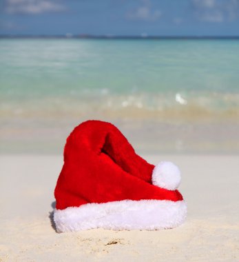 Noel Baba şapkası tropikal plaj