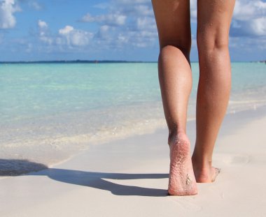 seksi bacakları tropikal kum plajı üzerinde. kadın ayakları yürürken. portre