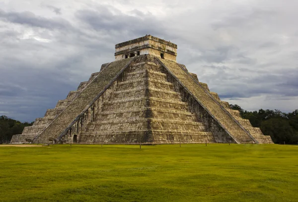 Piramide kukulkan tempel. Chichen itza. Mexico. Maya beschaving — Stockfoto