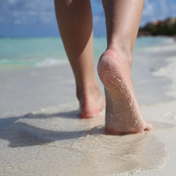 Pés Femininos na Praia de Areia Tropical. Pernas a andar. Fechar. — Fotografia de Stock