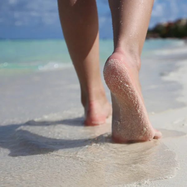 Frauenfüße am tropischen Sandstrand. Beine gehen. Nahaufnahme — Stockfoto