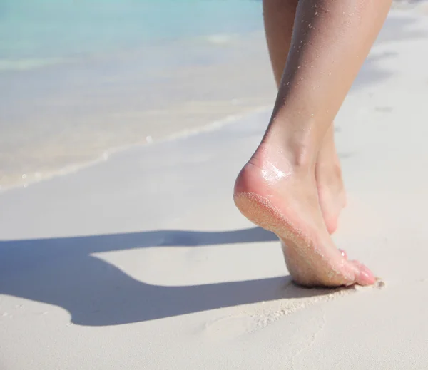 Frauenfüße am tropischen Sandstrand. Beine gehen. Nahaufnahme — Stockfoto