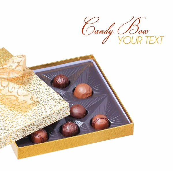 Caja de caramelo dorado con trufas aisladas en blanco. Regalo de Navidad — Foto de Stock